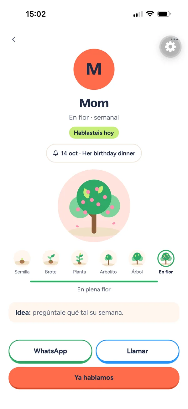 Una persona en Kinroot: Mamá, en flor, con botones de WhatsApp, Llamar y Ya hablamos